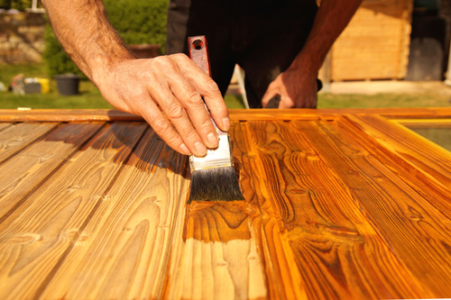 Lasur Maler: Lasieren von Holzobjekten und Holzfassaden